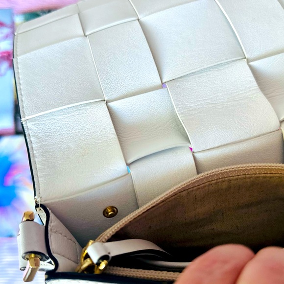 NEW ARRIVAL!!! Michael Kors White Wowen Bag with Tassels and Gold Hardware - Picture 7 of 8